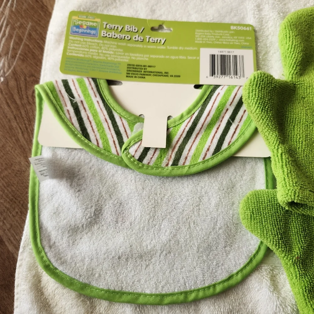 Sesame Street Oscar The Grouch Terry Bib and Mitt Set